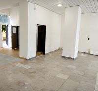 OBCHODNÝ PRIESTOR NA PRENÁJOM, 80 M2 - SABINOVSKÁ UL., PREŠOV - Otvorené obchodné priestory s presklennými dverami, podlaha s rôznymi materiálmi.