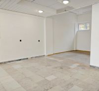 OBCHODNÝ PRIESTOR NA PRENÁJOM, 80 M2 - SABINOVSKÁ UL., PREŠOV - Interiér obchodných priestorov s bielymi stenami, dverami a dlažbou na podlahe.