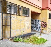 OBCHODNÝ PRIESTOR NA PRENÁJOM, 80 M2 - SABINOVSKÁ UL., PREŠOV - Exteriér obchodných priestorov na Sabinovskej ulici v Prešove s graffiti na stenách.