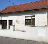 NA PREDAJ 3-izb. rodinný dom, slnečný pozemok, Senica – Kunov - Rodinný dom v Senici s bielou fasádou a červenou strechou.