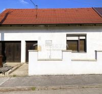 NA PREDAJ 3-izb. rodinný dom, slnečný pozemok, Senica – Kunov - Rodinný dom v Senici s tehlovou strechou, garážou a bielou fasádou.