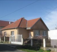 Rodinný dom v BA IV - Záhorská Bystrica, ul. Donská - Rodinný dom v Bratislave - Záhorskej Bystrici so šikmou strechou a predzáhradkou.
