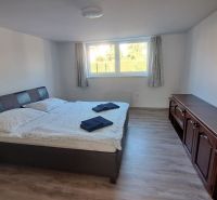 Predaj: 3 izbový rodinný dom - Partizánska Ľupča, - Spálňa s posteľou a nábytkom, podlaha s dreveným dekorom, v rodinnom dome.
