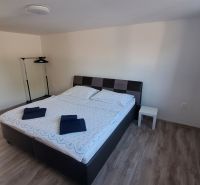 Predaj: 3 izbový rodinný dom - Partizánska Ľupča, - Spálňa v rodinnom dome s posteľou a podlahou s dreveným dekorom.