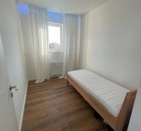 3-izb. byt v centre na Obchodnej ul., Staré Mesto - Izba v 3-izbovom byte s posteľou, oknom a podlahou s dreveným dekorom.
