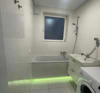 3-izb. byt v centre na Obchodnej ul., Staré Mesto - Kúpeľňa v 3-izbovom byte s vaňou, umývadlom, práčkou a LED osvetlením.
