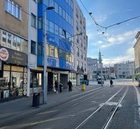 3-izb. byt v centre na Obchodnej ul., Staré Mesto - Ulica Obchodná v Bratislave, Staré Mesto s električkovými koľajnicami a okolnými budovami.