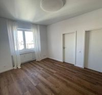 3-izb. byt v centre na Obchodnej ul., Staré Mesto - Svetlá izba s podlahou s dreveným dekorom a oknom v 3-izbovom byte.