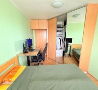 Zariadený 4-izbový byt, Matejkova ul., Karlova Ves, klíma, 7.p./8 - Spálňa v 4-izbovom byte s písacím stolom, zelenými stenami a skriňou so zrkadlom.