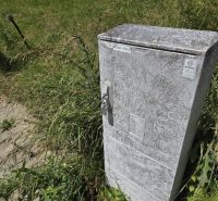 Predaj, stavebný pozemok Malý Slavkov - Elektrická skrinka obklopená trávou pri Kráľovskej ulici v Malom Slavkove, Pozemky - bývanie.