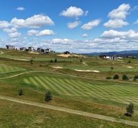 Predaj, stavebný pozemok Malý Slavkov - Golfové ihrisko na Kráľovskej ulici v Malom Slavkove, v pozadí pozemky - bývanie.