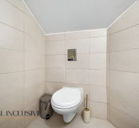 Na predaj 3-izb. byt s balkónom v novost., Vrakúň - Toaleta v 3-izbovom byte s keramickými obkladačkami na stenách.