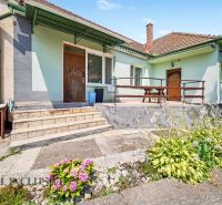 Na predaj 5-izb.rd vhodný na dvojgen. býv., Topoľníky - Rodinný dom v Topoľníkoch s terasou, záhradou a drevenými dverami.