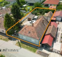 Na predaj 5-izb.rd vhodný na dvojgen. býv., Topoľníky - Rodinný dom v Topoľníkoch s označeným pozemkom a strechou z červených škridiel.