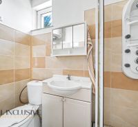 Na predaj 5-izb.rd vhodný na dvojgen. býv., Topoľníky - Kúpeľňa v rodinnom dome s klasickým WC, umývadlom a sprchovým kútom.