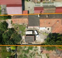 Na predaj 5-izb.rd vhodný na dvojgen. býv., Topoľníky - Letecký pohľad na rodinný dom v Topoľníkoch s autom a zeleňou na pozemku.