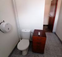 Moderná priemyselná hala s kanceláriami a pozemkom v Sučanoch - Kúpeľňa so záchodom, skrinkou a obkladanou podlahou v skladoch a halách.