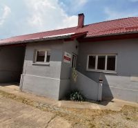 Moderná priemyselná hala s kanceláriami a pozemkom v Sučanoch - Budova na ulici Sučany v Martine s červenou omietkou a šikmou strechou.