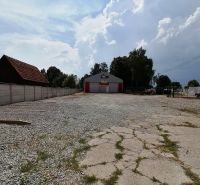 Moderná priemyselná hala s kanceláriami a pozemkom v Sučanoch - Exteriér skladov a hál v Sučanoch, Martin. Rozľahlá spevnená plocha a budova.