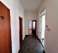 Moderná priemyselná hala s kanceláriami a pozemkom v Sučanoch - Chodba v skladoch a halách s tmavou dlážkou a bielymi stenami.