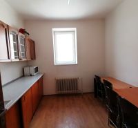Moderná priemyselná hala s kanceláriami a pozemkom v Sučanoch - Interiér s podlahou s dreveným dekorom, kuchynskou linkou a stolom v Skladoch a halách.