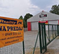 Moderná priemyselná hala s kanceláriami a pozemkom v Sučanoch - Predaj skladu a haly v Sučanoch v meste Martin s kovovým plotom.