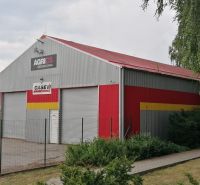 Moderná priemyselná hala s kanceláriami a pozemkom v Sučanoch - Sklady a haly na ulici Sučany v Martine, plechová konštrukcia s farebnými pruhmi.