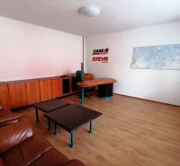Moderná priemyselná hala s kanceláriami a pozemkom v Sučanoch - Kancelária v sklade s koženou sedačkou, stolíkom, podlahou s dreveným dekorom a mapou na stene.