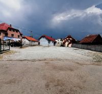 Moderná priemyselná hala s kanceláriami a pozemkom v Sučanoch - Sklady a haly na ulici Sučany v Martine, so štrkovou plochou a blízkymi budovami.