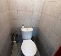 Moderná priemyselná hala s kanceláriami a pozemkom v Sučanoch - Toaleta s dlažbou a obkladom v neutrálnych odtieňoch.
