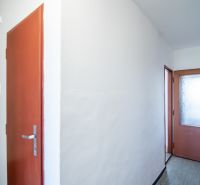 Priestranný 3-izbový byt | 72 m² + 9 m² loggia + 9 m² pivnica |  - Chodba s bielymi stenami a drevenými dverami v 3-izbovom byte.