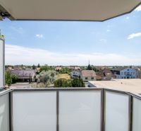 Priestranný 3-izbový byt | 72 m² + 9 m² loggia + 9 m² pivnica |  - Výhľad z balkóna 3-izbového bytu na Mierovej ulici v Pezinku.