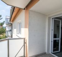 Priestranný 3-izbový byt | 72 m² + 9 m² loggia + 9 m² pivnica |  - Balkón 3-izbového bytu na Mierovej ulici v Pezinku, s výhľadom na zeleň.