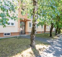Priestranný 3-izbový byt | 72 m² + 9 m² loggia + 9 m² pivnica |  - Bytový dom na Mierovej ulici v Pezinku, kde je situovaný 3-izbový byt.
