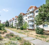 Priestranný 3-izbový byt | 72 m² + 9 m² loggia + 9 m² pivnica |  - Bytový dom na Mierovej ulici v Pezinku s 3-izbovým bytom a zeleňou.