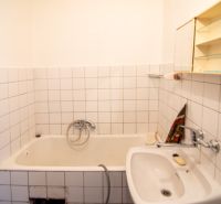 Priestranný 3-izbový byt | 72 m² + 9 m² loggia + 9 m² pivnica |  - Kúpeľňa s vaňou a umývadlom v 3-izbovom byte, obložená bielymi obkladačkami.