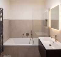 Priestranný 3-izbový byt | 72 m² + 9 m² loggia + 9 m² pivnica |  - Kúpeľňa v 3-izbovom byte s vaňou a zrkadlom s osvetlením.