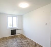Priestranný 3-izbový byt | 72 m² + 9 m² loggia + 9 m² pivnica |  - Izba v 3-izbovom byte s podlahou s dreveným dekorom a oknom.