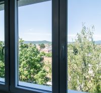 Priestranný 3-izbový byt | 72 m² + 9 m² loggia + 9 m² pivnica |  - Výhľad z okna 3-izbového bytu na Mierovej ulici v Pezinku.