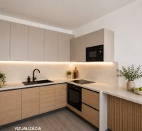 Priestranný 3-izbový byt | 72 m² + 9 m² loggia + 9 m² pivnica |  - Kuchyňa v 3-izbovom byte s pultom, rastlinami a podlahou s dreveným dekorom.