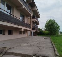 Garsónka - Bytový dom s balkónmi a chodníkom na ulici Na Rovni v Ľubotíne.
