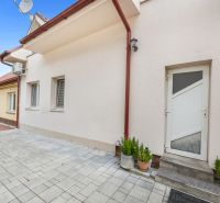 VAJNORY Bratislava -  Rodinný dom s veľkym potenciálom na predaj  - Rodinný dom na Roľníckej ulici, Bratislava - Vajnory, má dláždený dvor a bielu fasádu.