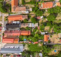 VAJNORY Bratislava -  Rodinný dom s veľkym potenciálom na predaj  - Letecký pohľad na rodinné domy, záhrady a ulicu Roľnícka v Bratislave - Vajnory.
