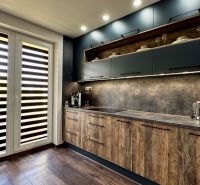 3-izbový byt | 79 m² | Komárno – sídlisko gen. Klapku - Kuchyňa v 3-izbovom byte s podlahou s dreveným dekorom a kuchynskou linkou.