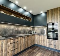 3-izbový byt | 79 m² | Komárno – sídlisko gen. Klapku - Kuchyňa v 3-izbovom byte s moderným nábytkom a podlahou s dreveným dekorom.