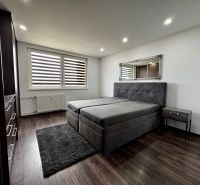 3-izbový byt | 79 m² | Komárno – sídlisko gen. Klapku - Spálňa v 3-izbovom byte s podlahou s dreveným dekorom a veľkou posteľou.
