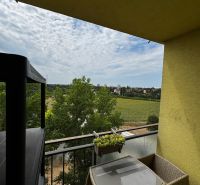 3-izbový byt | 79 m² | Komárno – sídlisko gen. Klapku - Balkón s výhľadom na zeleň v 3-izbovom byte na ulici gen. Klapku v Komárne.