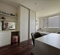 3-izbový byt | 79 m² | Komárno – sídlisko gen. Klapku - Interiér 3-izbového bytu s písacím stolom, vstavanou skriňou a posteľou, podlaha s dreveným dekorom.