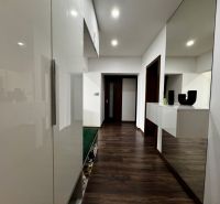 3-izbový byt | 79 m² | Komárno – sídlisko gen. Klapku - Chodba v 3-izbovom byte s podlahou s dreveným dekorom a úložnými priestormi.