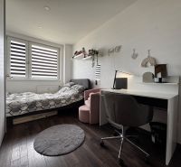 3-izbový byt | 79 m² | Komárno – sídlisko gen. Klapku - 3-izbový byt s posteľou, písacím stolom a podlahou s dreveným dekorom.